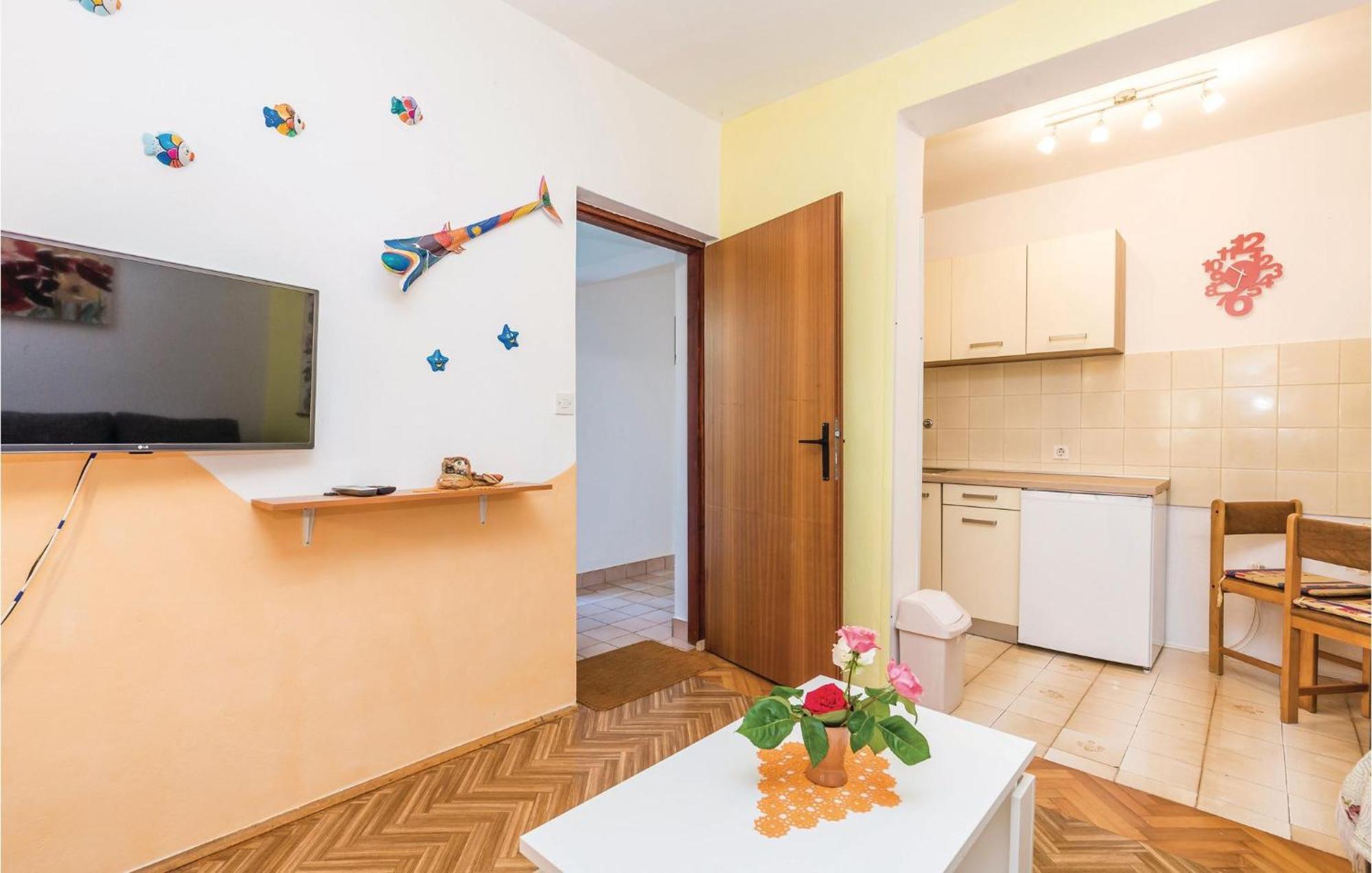 Stunning Apartment In Barbat-Rab With Wifi Apartment Barbat na Rabu
